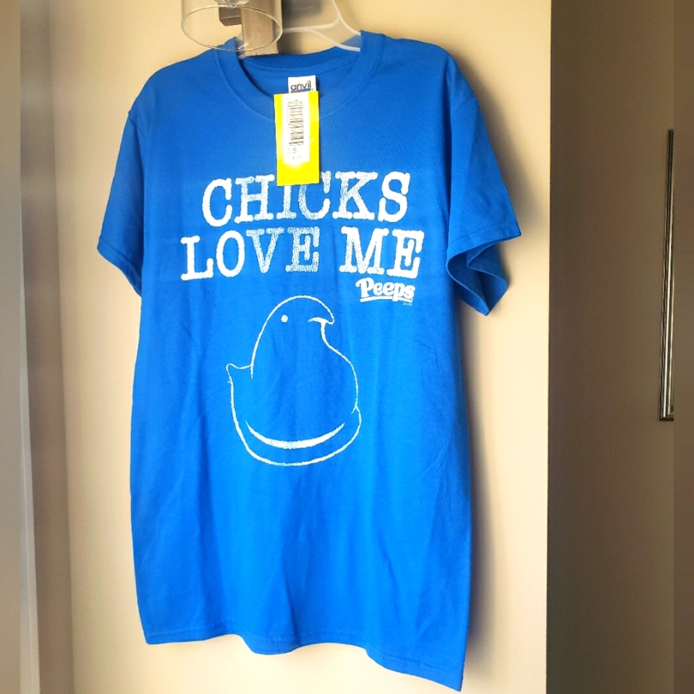 NWT CHICKS LOVE ME SHIRT